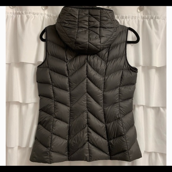 Michael Kors down vest with hood - Picture 2 of 4